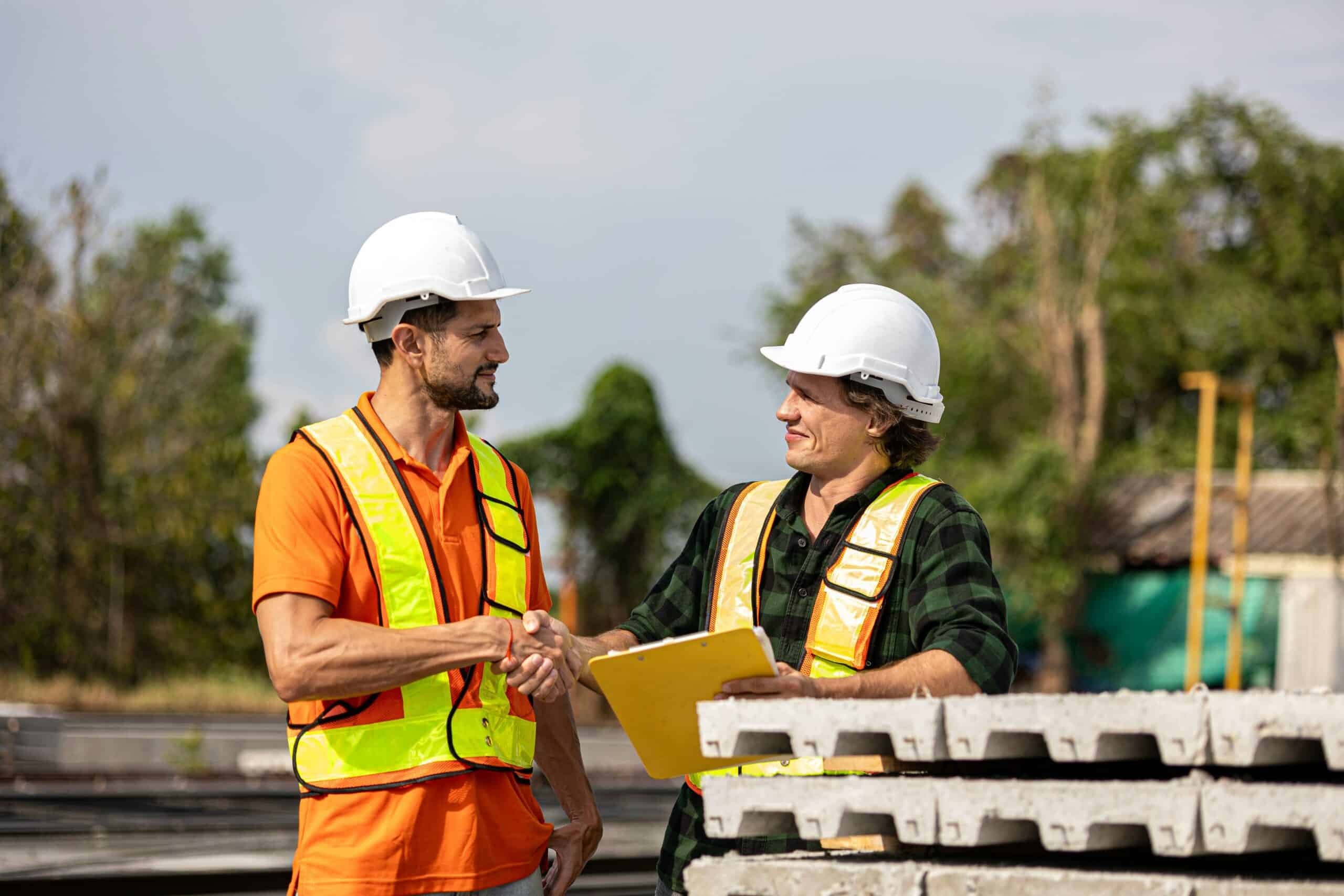 animateur sécurité échange avec un opérateur sur chantier